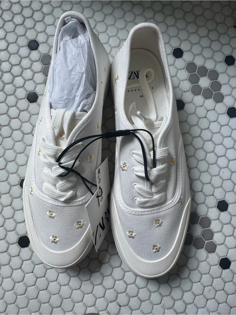 Zara White Canvas Platform Sneakers with Daisy Embroidery size 9 New - Picture 2 of 4
